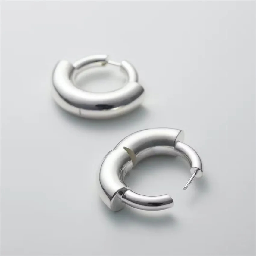 Ins French high-end round earrings womens neutral ear buckle 2024 fashionable charm accessories 241205