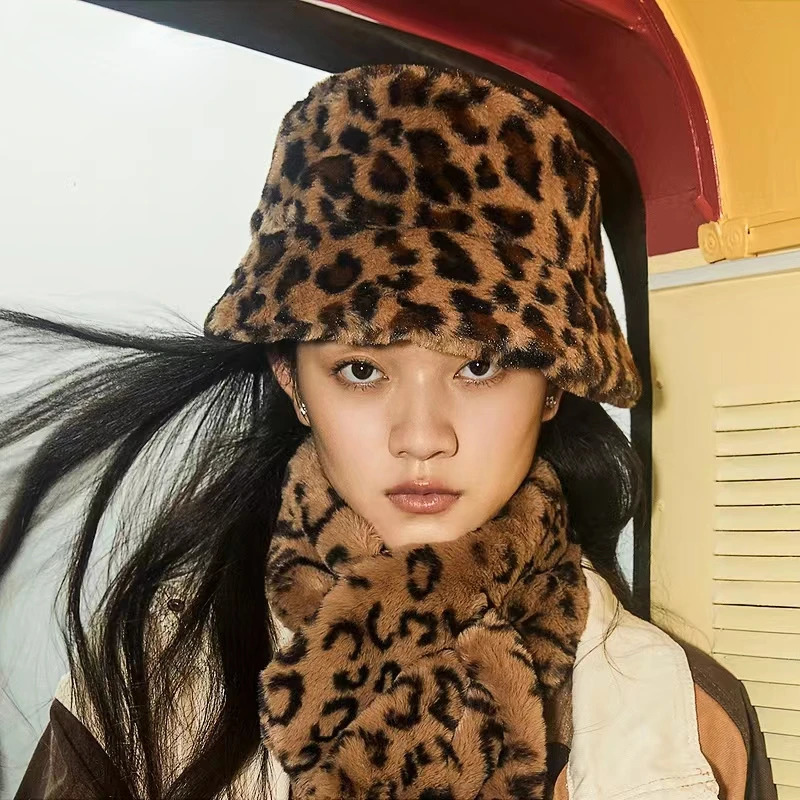 Fashionable womens bucket hat retro spring autumn leopard print artificial plush womens sun hat velvet fur female fisherman Panama 241205