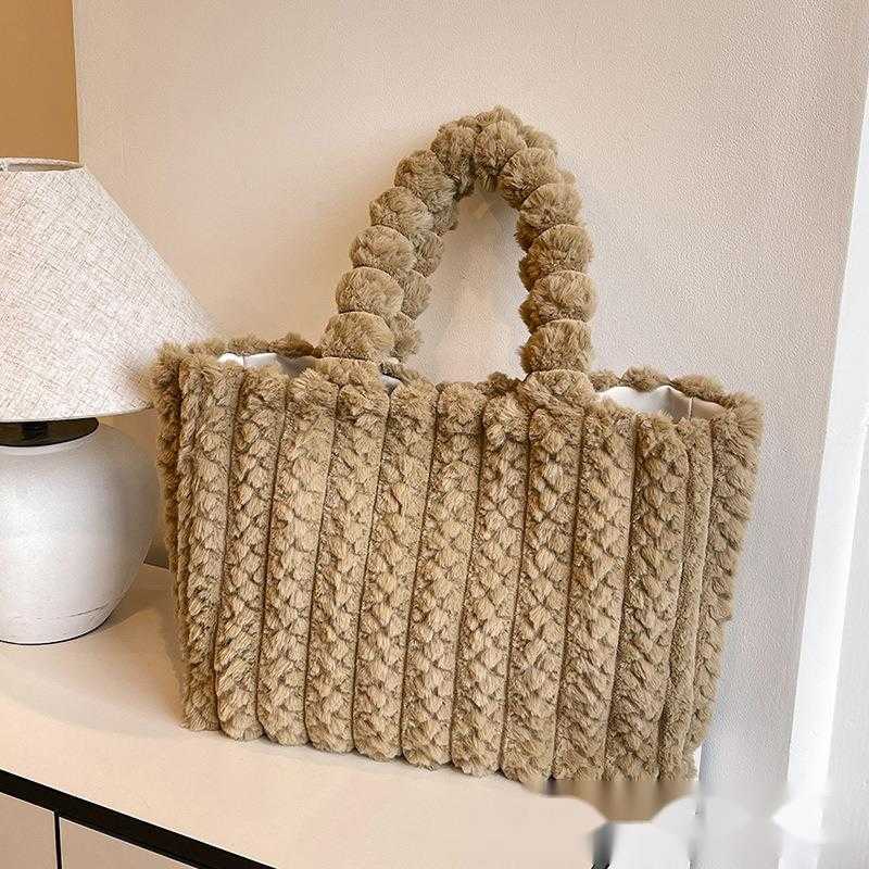 Plush bag women, large capacity autumn winter versatile shoulder commuting bag, high-end and fashionable plush bag 241215