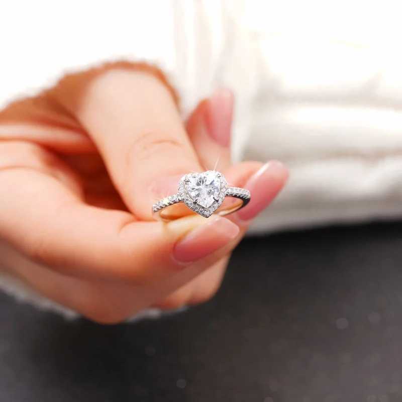 Huitan Brilliant Heart CZ Ring for Women 925 Pure Silver Joan of Arc Wedding Bridal Jewelry Shining Gorgeous Finger Accessories W241205