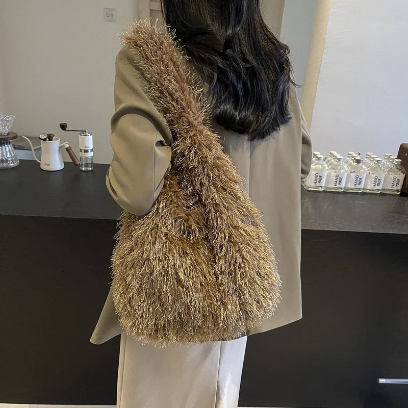 Womens plush shoulder bag fluffy handbag large capacity handbag fur wallet homeless bag work and travel 241205