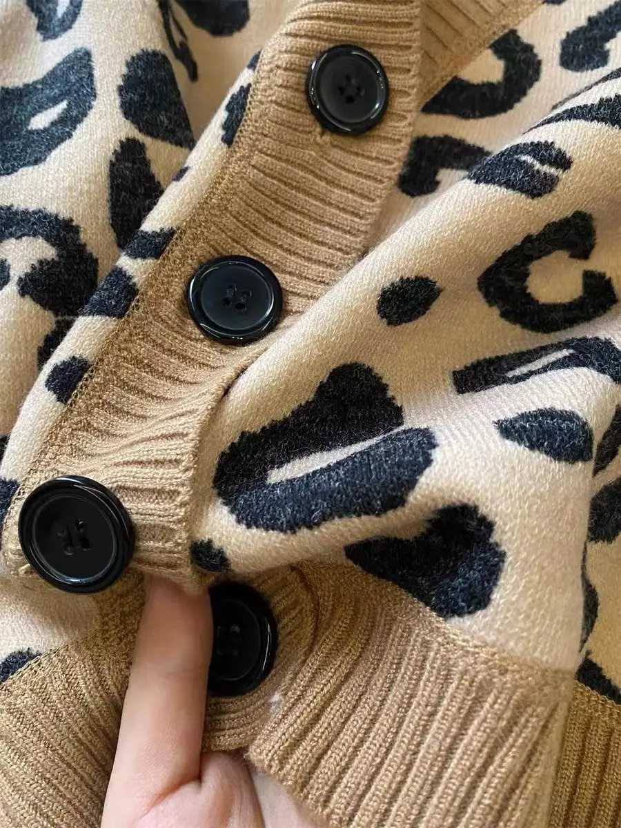 Baby mother welfare children autumn and winter thick velvet warm V-neck leopard print knitted sweater cardigan wool sweater W241205