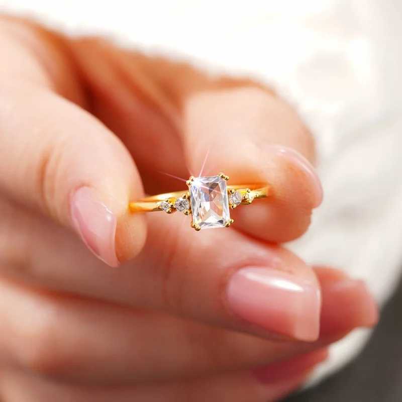 Huitan 925 sterling silver noble ring with shiny CZ cabinet suitable for womens luxurious temperature Accord exquisite wedding jewelry W241205