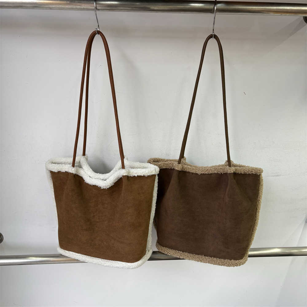 Commuting temperament, large capacity lamb wool vegetable basket, new autumn and winter splicing plush shoulder armpit women's bag 241215