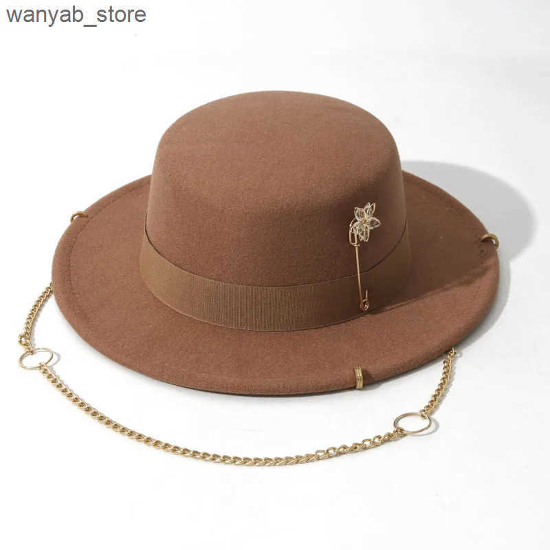 Cloches European and American winter womens felt hat French small perfume style flat top hat British vintage flower pin chain jazz hat L240910