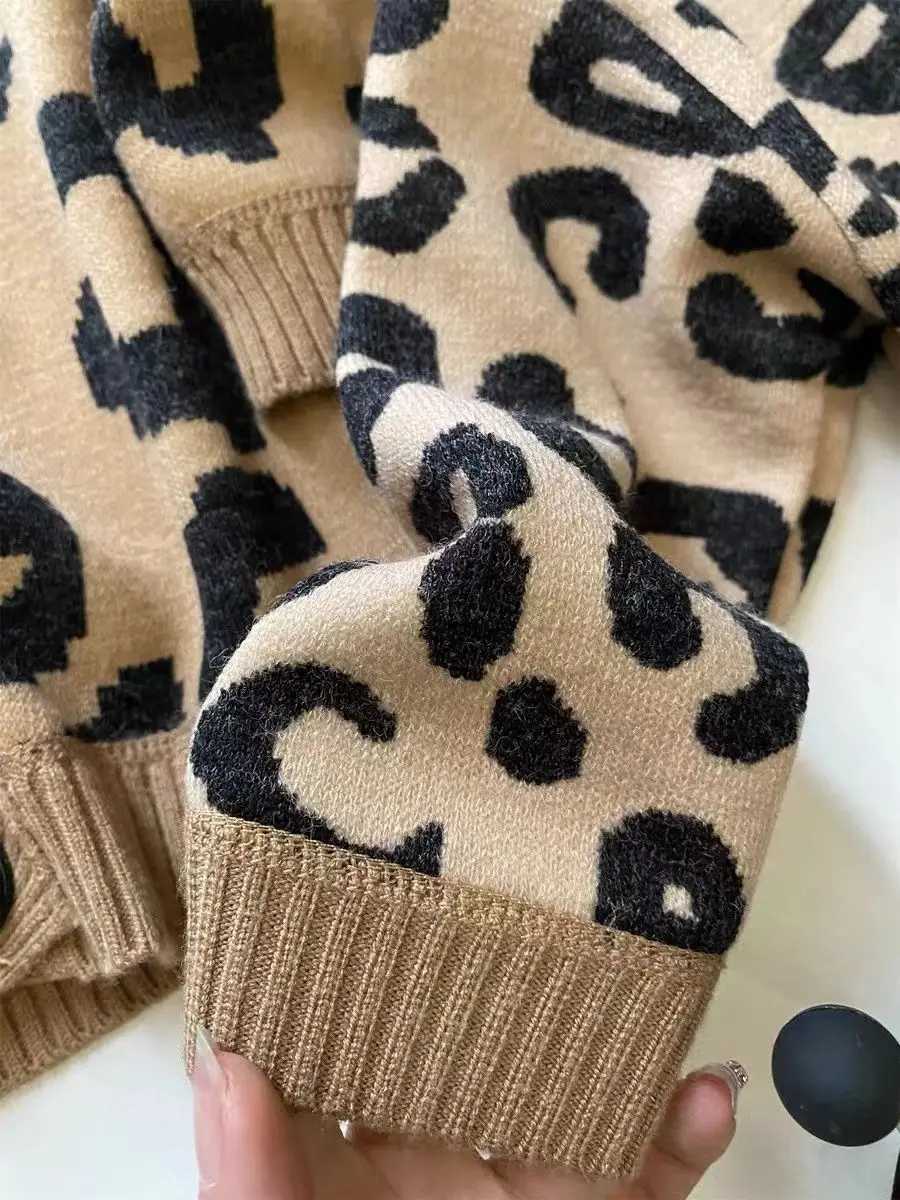 Baby mother welfare children autumn and winter thick velvet warm V-neck leopard print knitted sweater cardigan wool sweater W241205