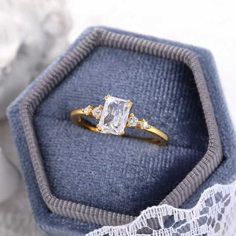 Huitan 925 sterling silver noble ring with shiny CZ cabinet suitable for womens luxurious temperature Accord exquisite wedding jewelry W241205