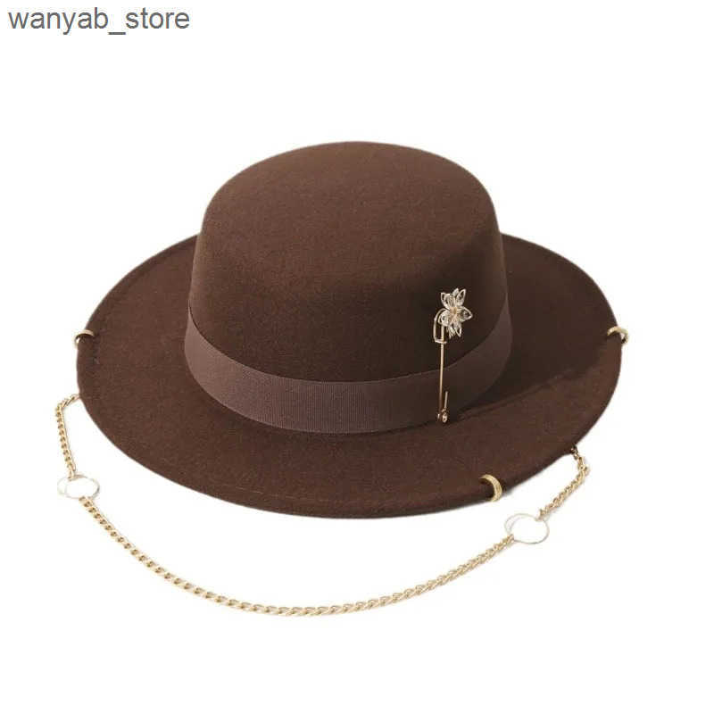 Cloches European and American winter womens felt hat French small perfume style flat top hat British vintage flower pin chain jazz hat L240910