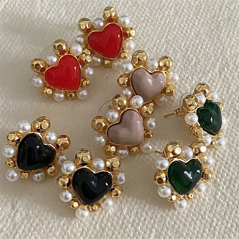 Japanese and Korean retro red black pink green exquisite love and little ladies give every pair of small earrings every day 241205