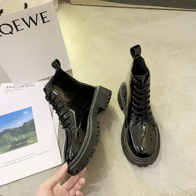 Thick soled British style Martin boots 2024 autumn and winter new cool and stylish motorcycle women's boots lace up solid color short boots whole