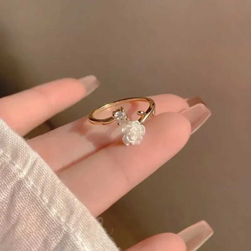 New Trend Womens Luxury Ring Gold Plated Stainless Steel Rose Ring Fashion Aesthetics Jewelry Temperature Anillos Mujer W241205