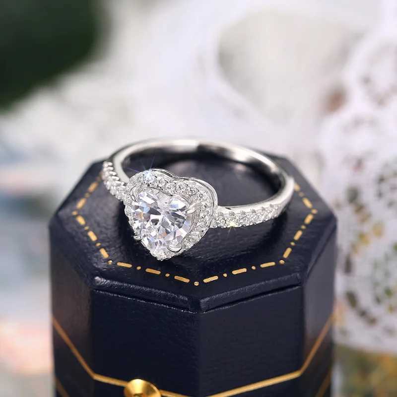 Huitan Brilliant Heart CZ Ring for Women 925 Pure Silver Joan of Arc Wedding Bridal Jewelry Shining Gorgeous Finger Accessories W241205