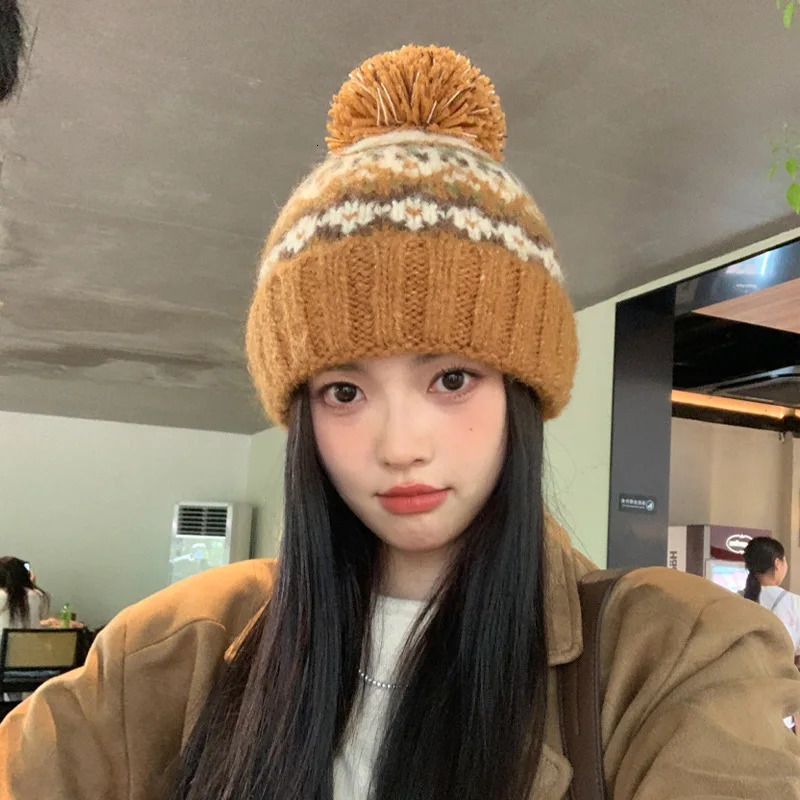 Winter outdoor warm and cold knitted hat with wool ball and wool ear protection 100 womens hats with retro cute printed stripes 53-60cm 241205