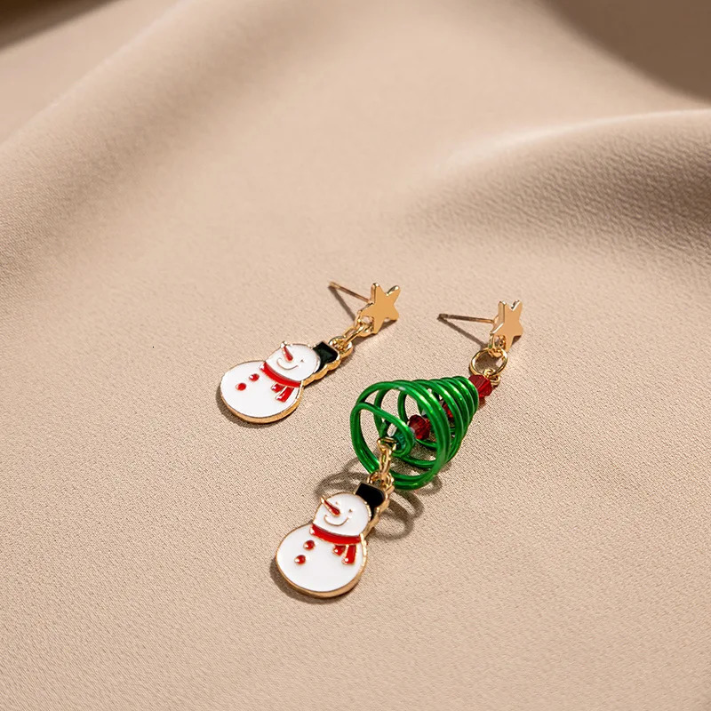 European and American Christmas Series Earrings Creative Asymmetric Spiral Christmas Tree Pendant Earrings Jewelry 241205