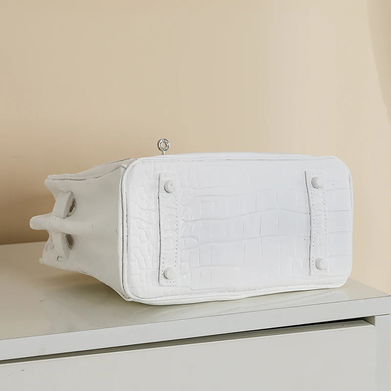 Creative handbag n living room desktop Ikebana aesthetics interior ral vase elegant home decoration 241204