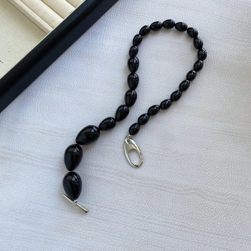 Gradient oval black agate bead necklace niche high-end metal buckle bone chain personalized sweater chain 241205