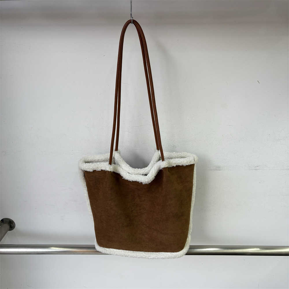 Commuting temperament, large capacity lamb wool vegetable basket, new autumn and winter splicing plush shoulder armpit women's bag 241215