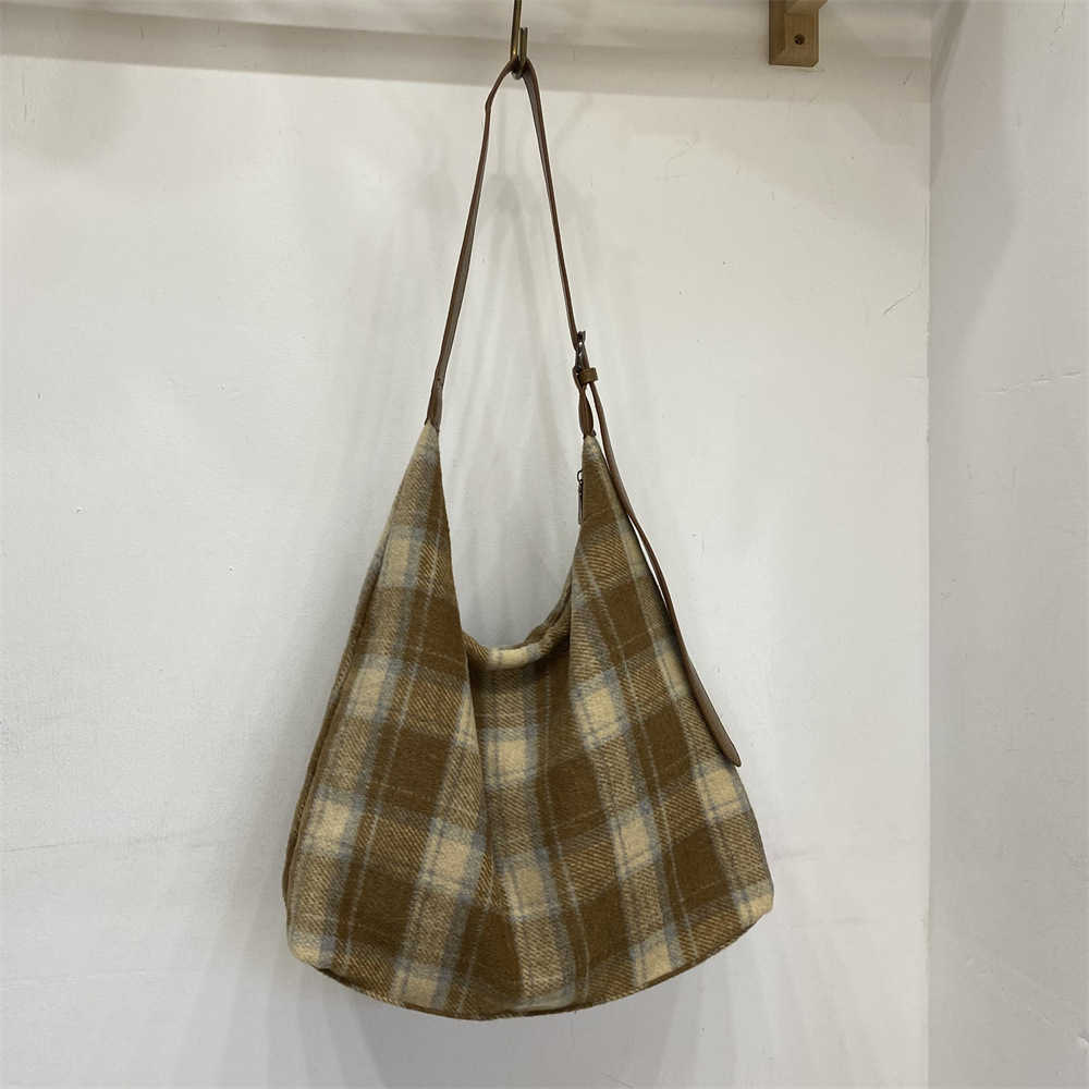 Personalized East Gate Autumn Plaid Leopard Pattern Fashion Woolen Personalized Plaid Tote Bag Casual Versatile Shoulder Bag 241215