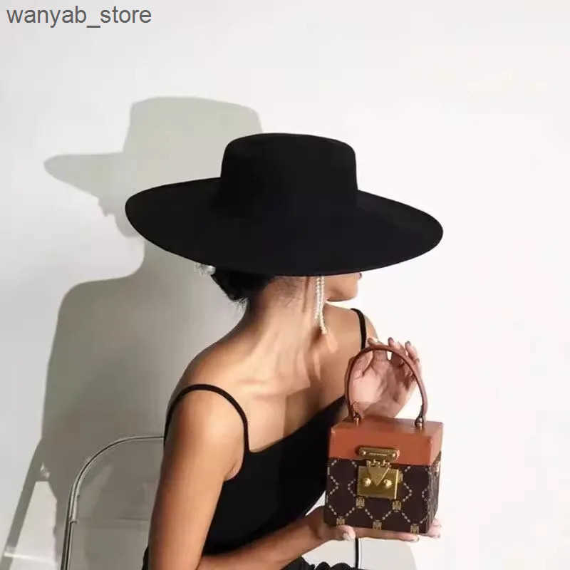Cloches Autumn and winter flat top wool hat Big Brim Versatile Warm Windproof Felt hat Womens Jazz Hat French L240910