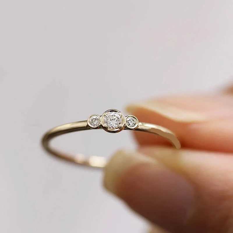 Huitan Exquisite Womens Wedding Ring Gold Smooth Ring Three Cube Zirconia Simple and Fashionable Womens Ring Tren Jewelry W241205