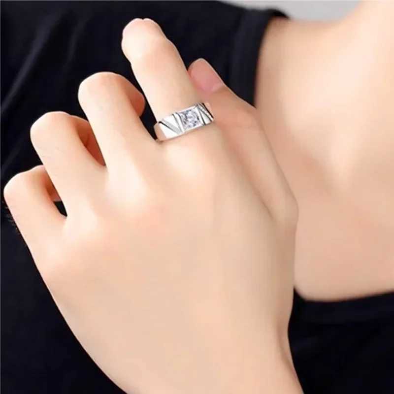 Classic 1 carat VVS1 D color silica mens wedding ring 18K white gold plated with% 925 sterling silver exquisite jewelry W241205