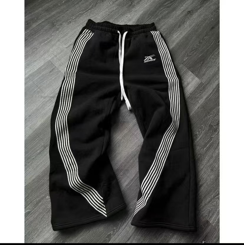 Men's new hot European and American fashion and leisure sports corduroy multi-bag overalls trousers.su5