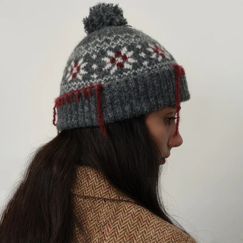 Autumn/Winter Retro Christmas Snowflake Contrasting Color Woolen Ball Womens Bean Hat Mens Warm Wool Blended Knitted Hat 241205