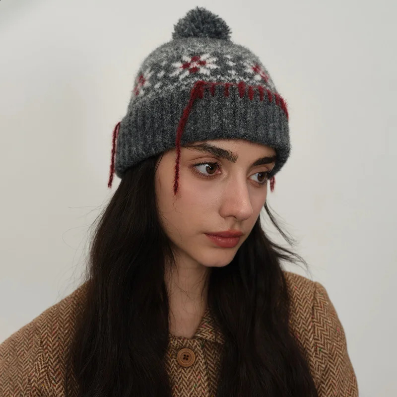 Autumn/Winter Retro Christmas Snowflake Contrasting Color Woolen Ball Womens Bean Hat Mens Warm Wool Blended Knitted Hat 241205
