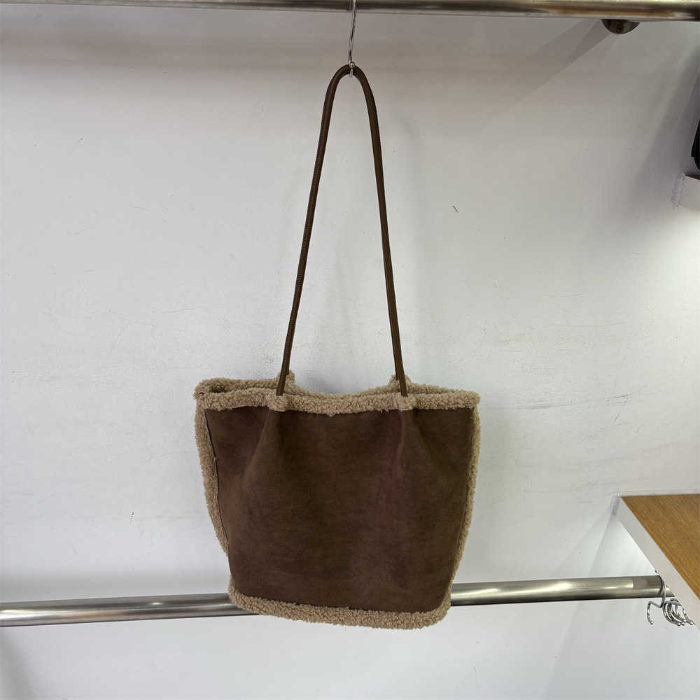 Commuting temperament, large capacity lamb wool vegetable basket, new autumn and winter splicing plush shoulder armpit women's bag 241215