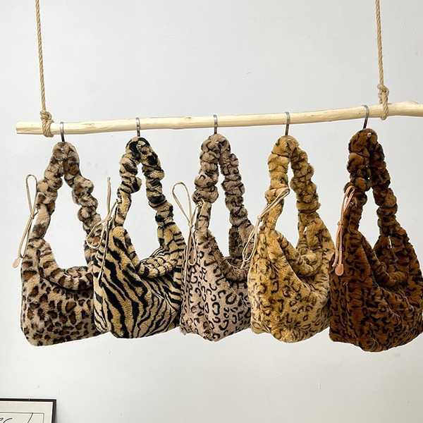 Underarm Handbags for Women New Trendy Plush Shoulder Bag Fashionable Pleated Hand Dumpling Bag 241205