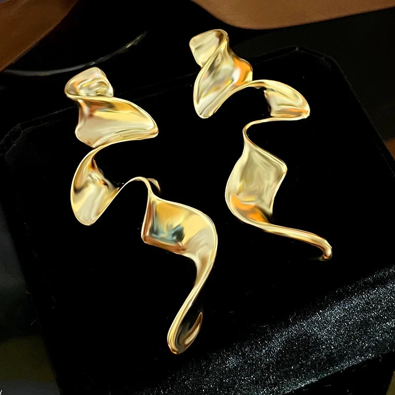 Irregular metal earrings with European and American style personalized fashion long earrings for women travel jewelry accessories 241205