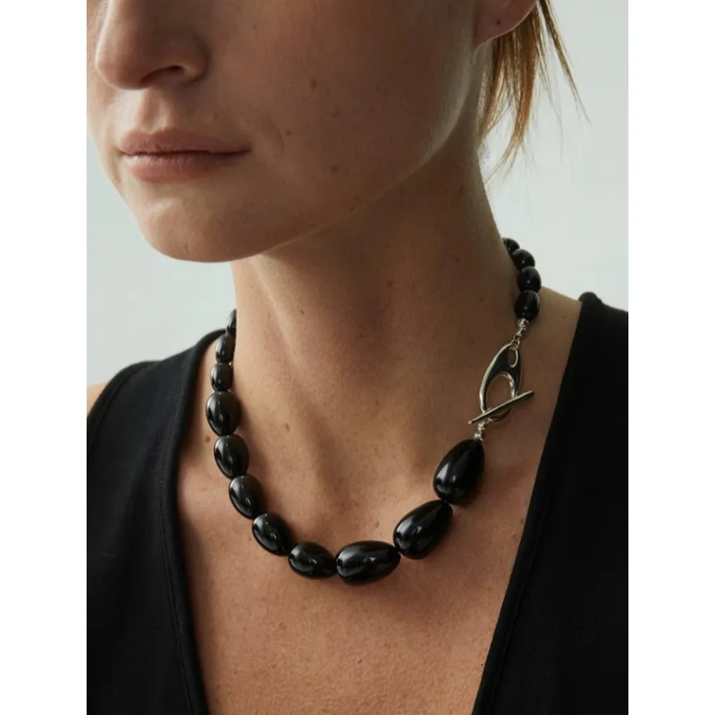 Gradient oval black agate bead necklace niche high-end metal buckle bone chain personalized sweater chain 241205