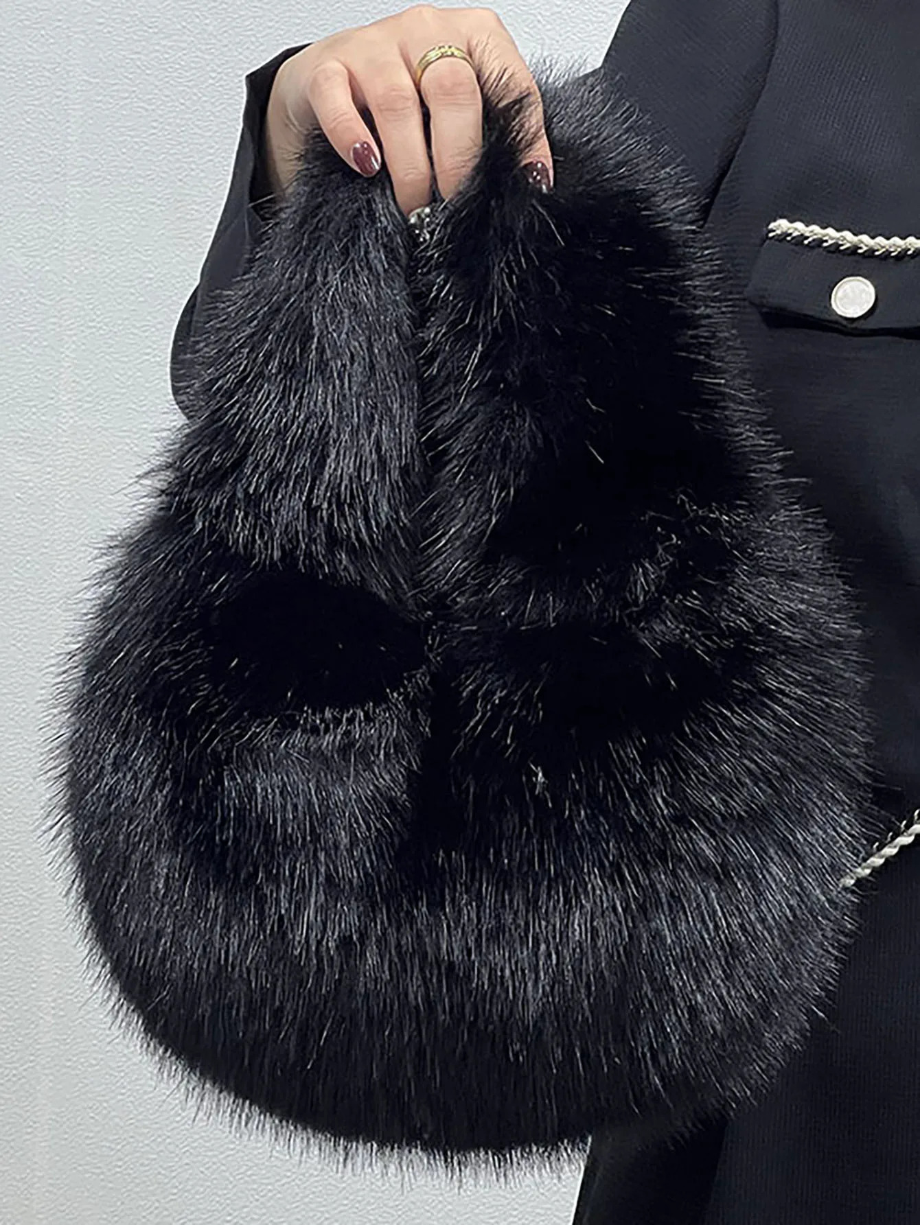 Luxurious Faux Fur Fashion Soft LargeCapacity Winter Tote Bag Versatile Plush Handbag for Fall and 241205