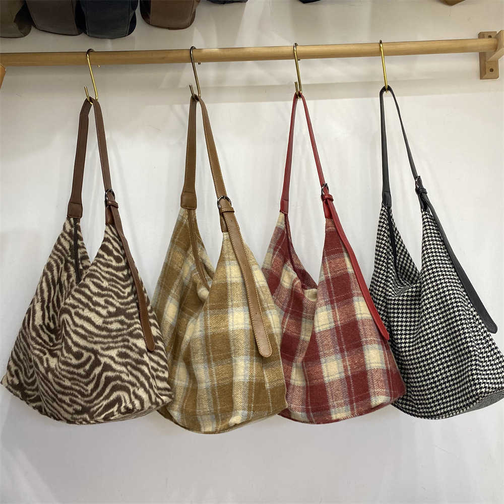 Personalized East Gate Autumn Plaid Leopard Pattern Fashion Woolen Personalized Plaid Tote Bag Casual Versatile Shoulder Bag 241215