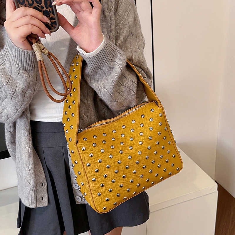 Niche motorcycle style tote bag autumn winter rivet shoulder bag studded small square bag women 241215