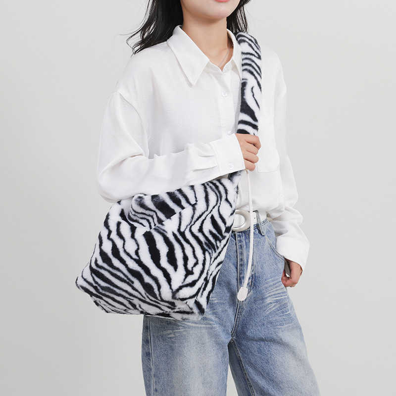 Underarm Handbags for Women New Trendy Plush Shoulder Bag Fashionable Pleated Hand Dumpling Bag 241205