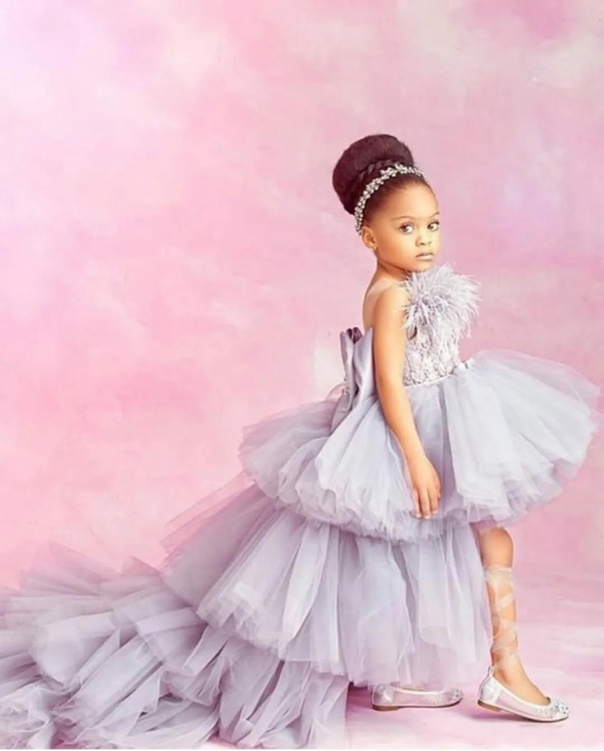 2024 New Lace Appliqued High Low Flower Girl Dresses For Wedding Tiered Skirts Little Girls Pageant Dress Feather First Holy Communion Gowns