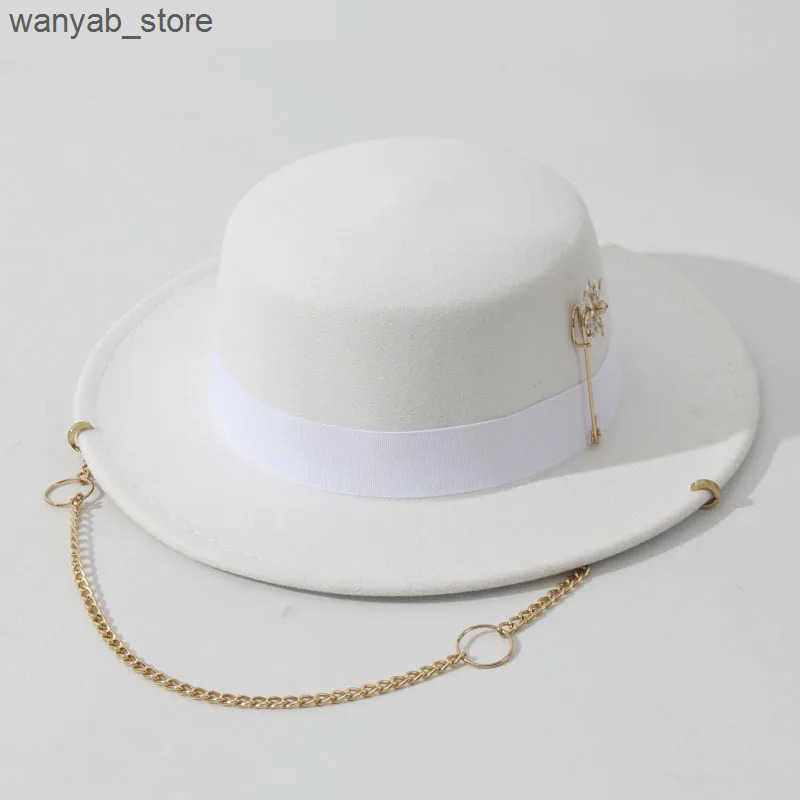Cloches European and American winter womens felt hat French small perfume style flat top hat British vintage flower pin chain jazz hat L240910