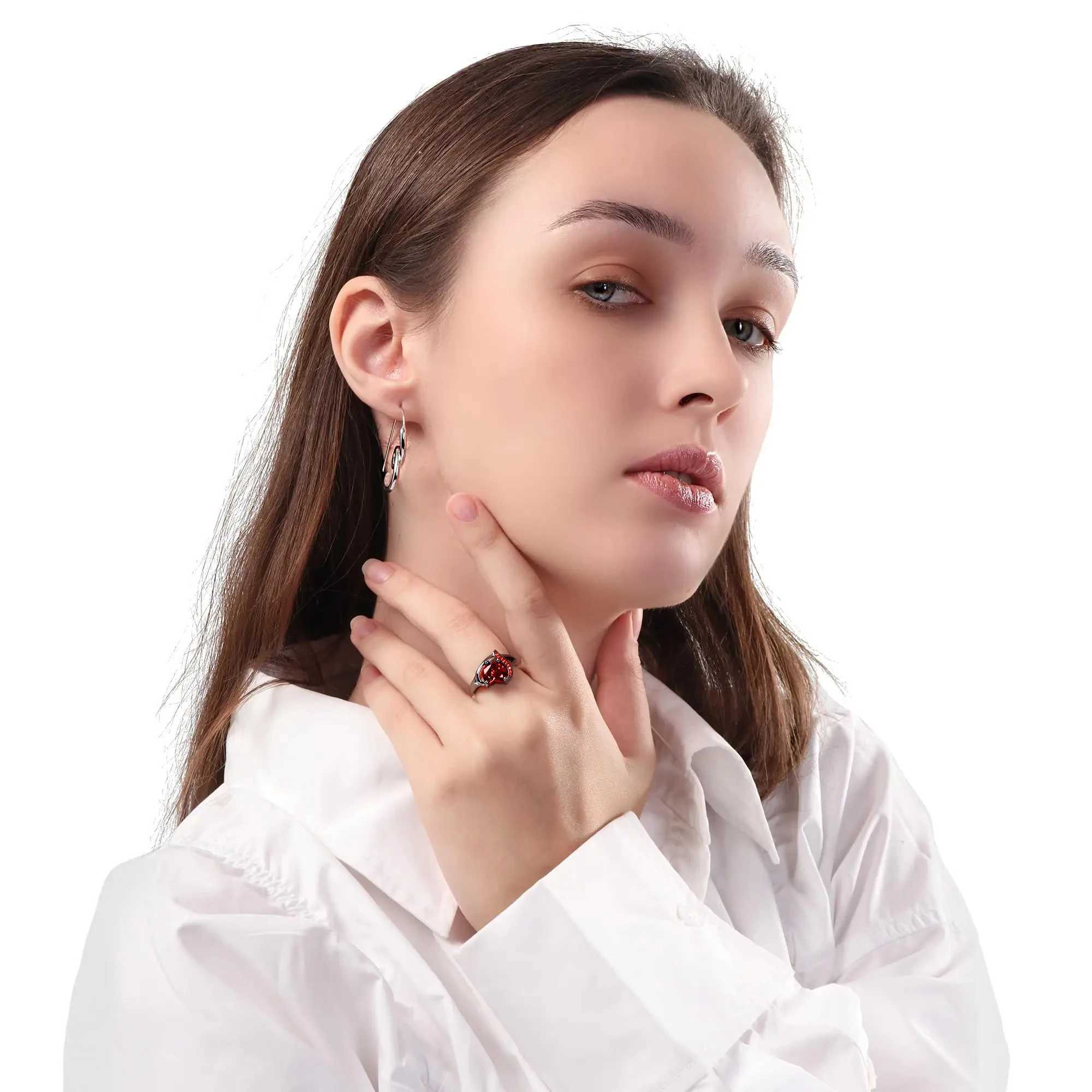 Fashionable couple ring romantic womens red heart Rhinestone zircon ring mens stainless steel Celtic dragon ring wedding jewelry W241205