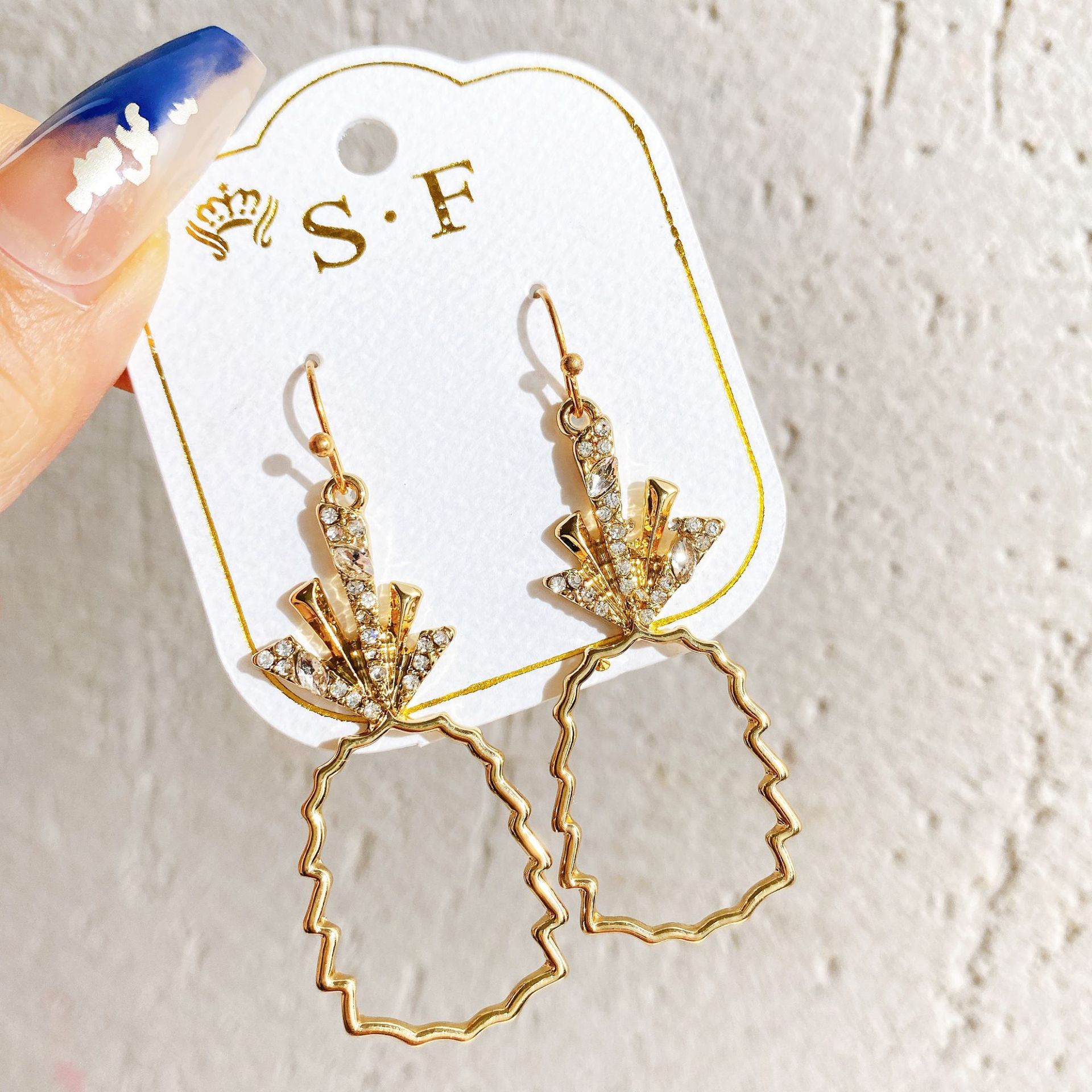 Europe and the United States cross-border new inlaid rhinestone fruit pineapple earrings creative temperament gold hollow fruit earrings
