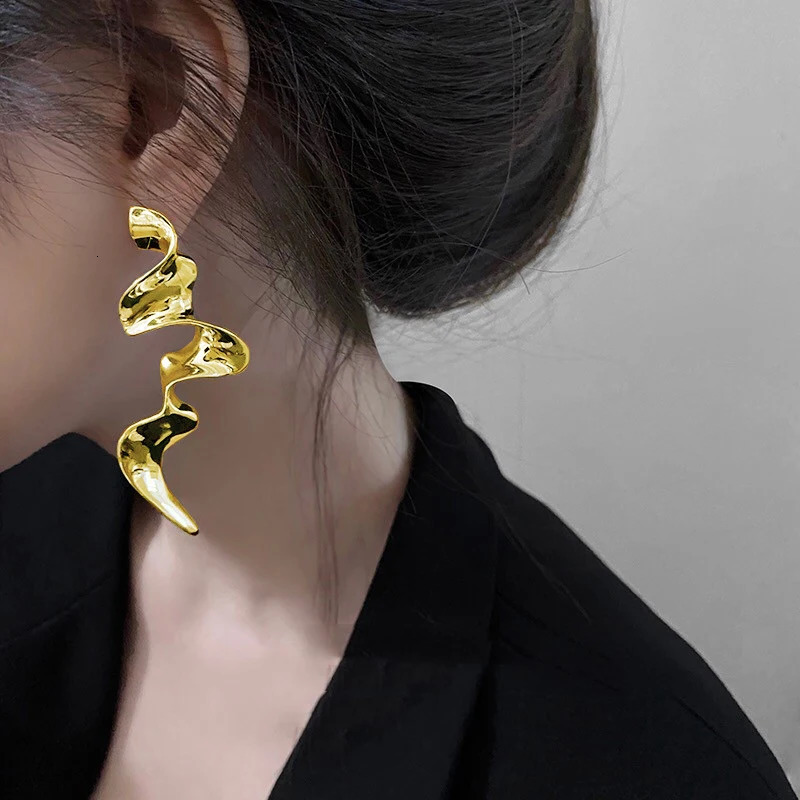 Irregular metal earrings with European and American style personalized fashion long earrings for women travel jewelry accessories 241205