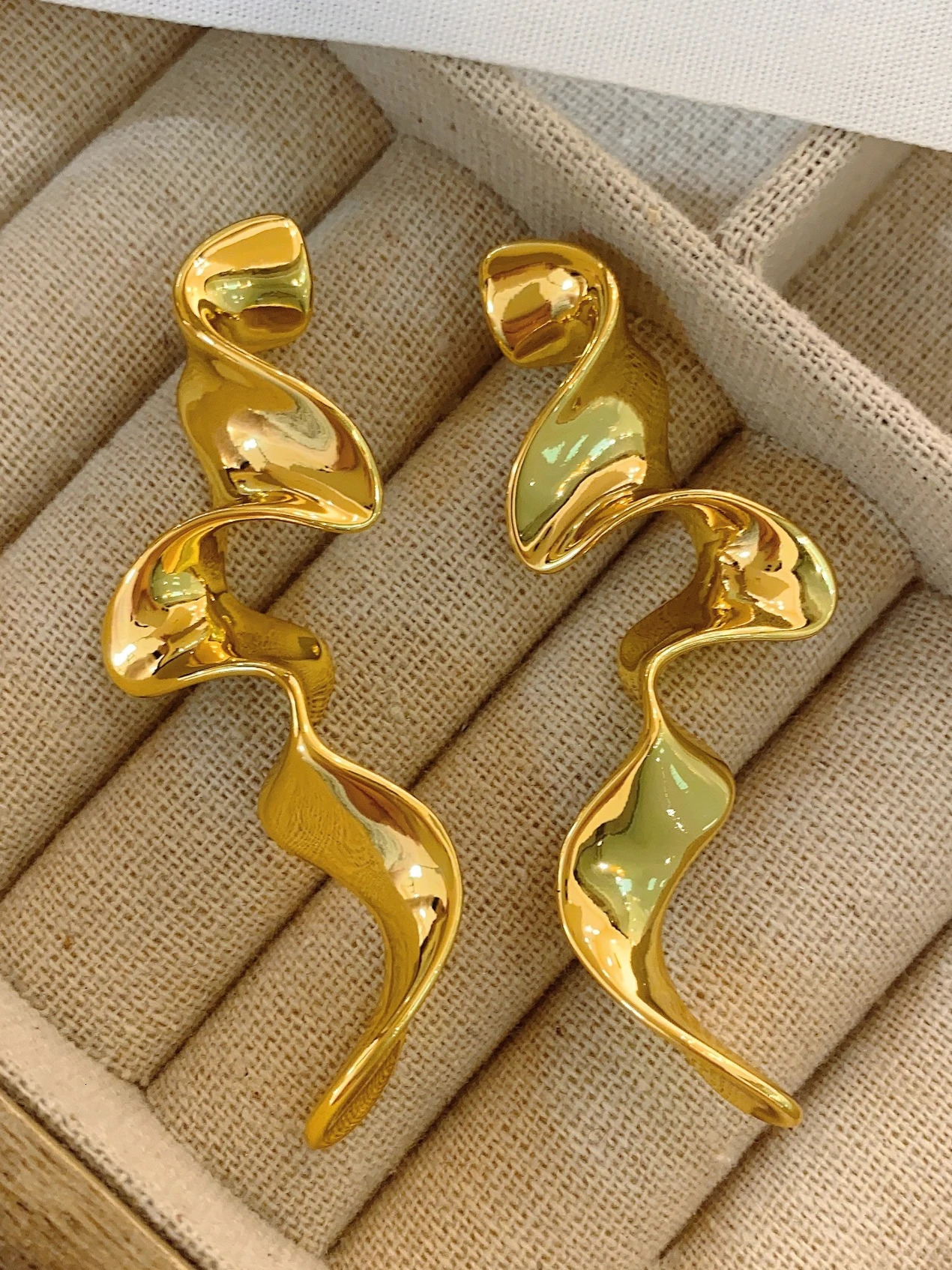 Irregular metal earrings with European and American style personalized fashion long earrings for women travel jewelry accessories 241205