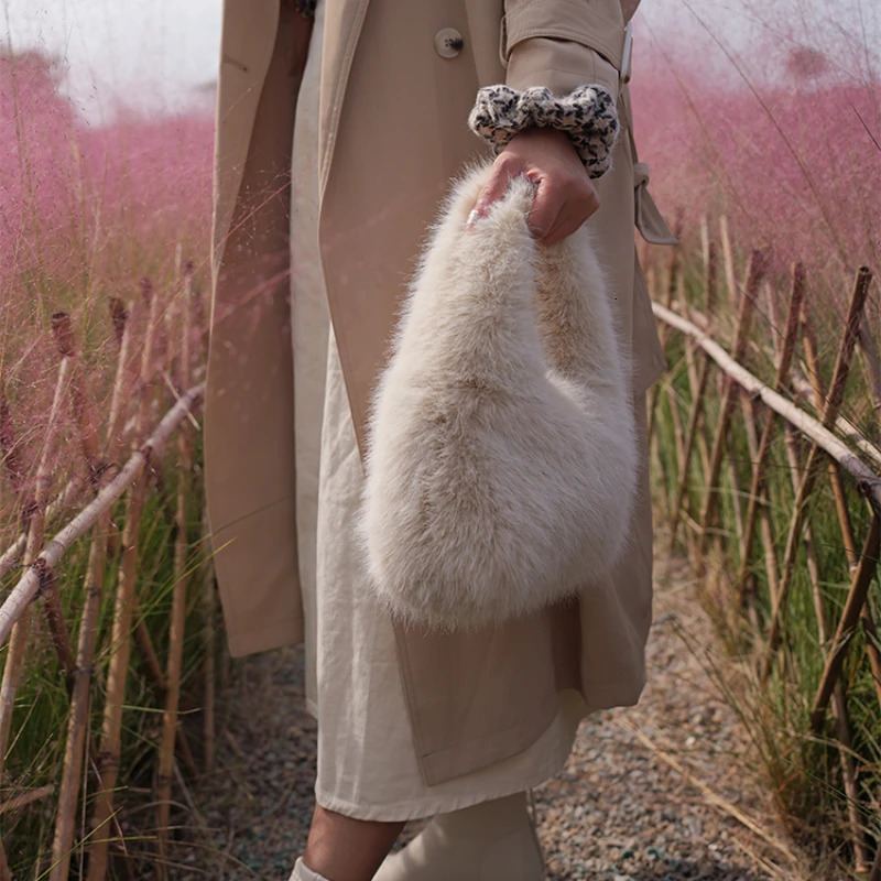 Simple faux fur womens homeless shoulder bag fashionable soft plush womens fur handbag sweet womens underwear bag wallet handbag 241205