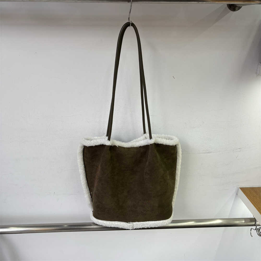 Commuting temperament, large capacity lamb wool vegetable basket, new autumn and winter splicing plush shoulder armpit women's bag 241215
