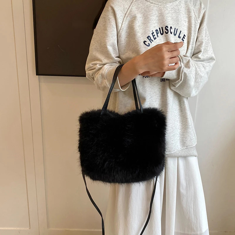2025S New Free Shipping Designer Bag Soft Faux Fur Shoulder Fluffy Cross Shaped Square Fashionable Plush Handbag Womens Storage Bag