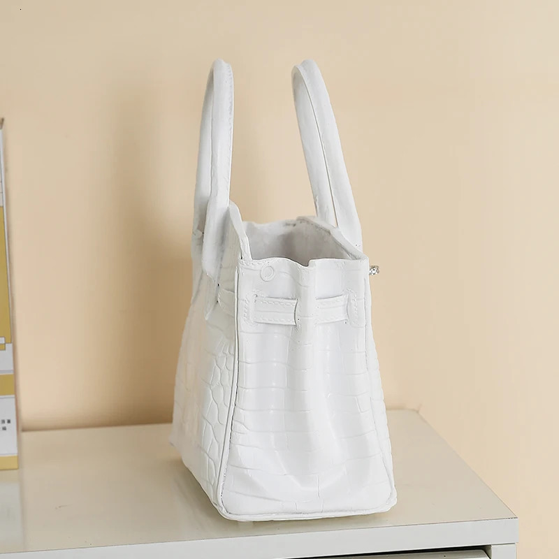 Creative handbag n living room desktop Ikebana aesthetics interior ral vase elegant home decoration 241204