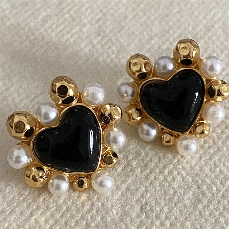 Japanese and Korean retro red black pink green exquisite love and little ladies give every pair of small earrings every day 241205