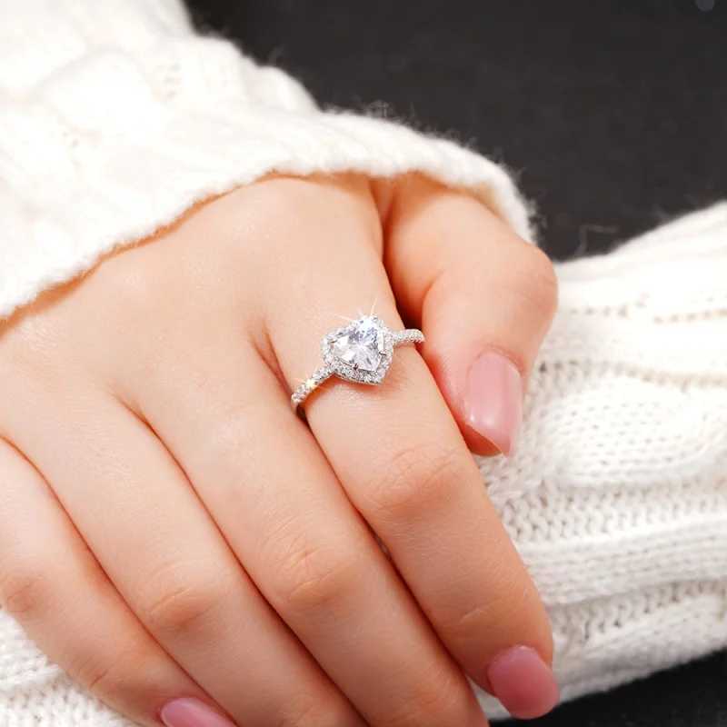 Huitan Brilliant Heart CZ Ring for Women 925 Pure Silver Joan of Arc Wedding Bridal Jewelry Shining Gorgeous Finger Accessories W241205