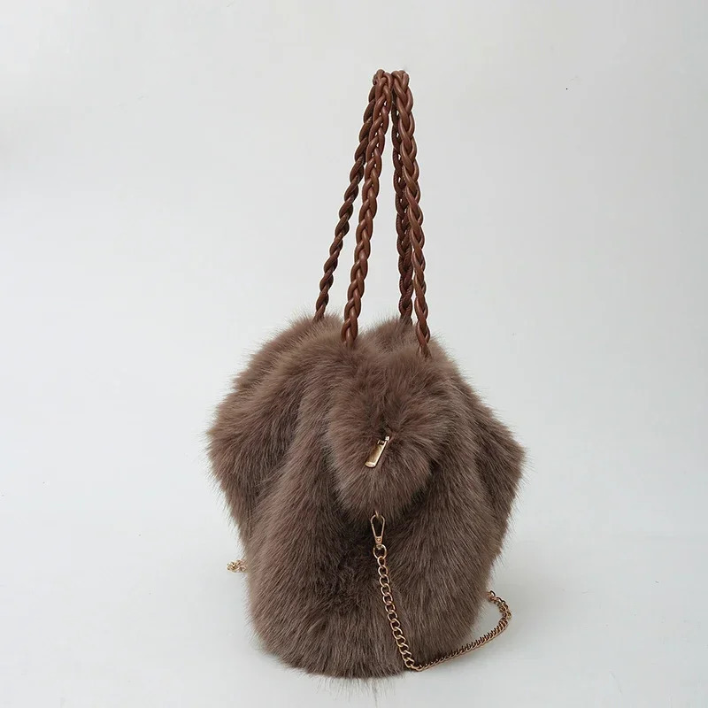 Large capacity solid color faux fur handbag with fashionable pleated for womens winter plush shoulder bag and fluffy soft shopping bag 241205