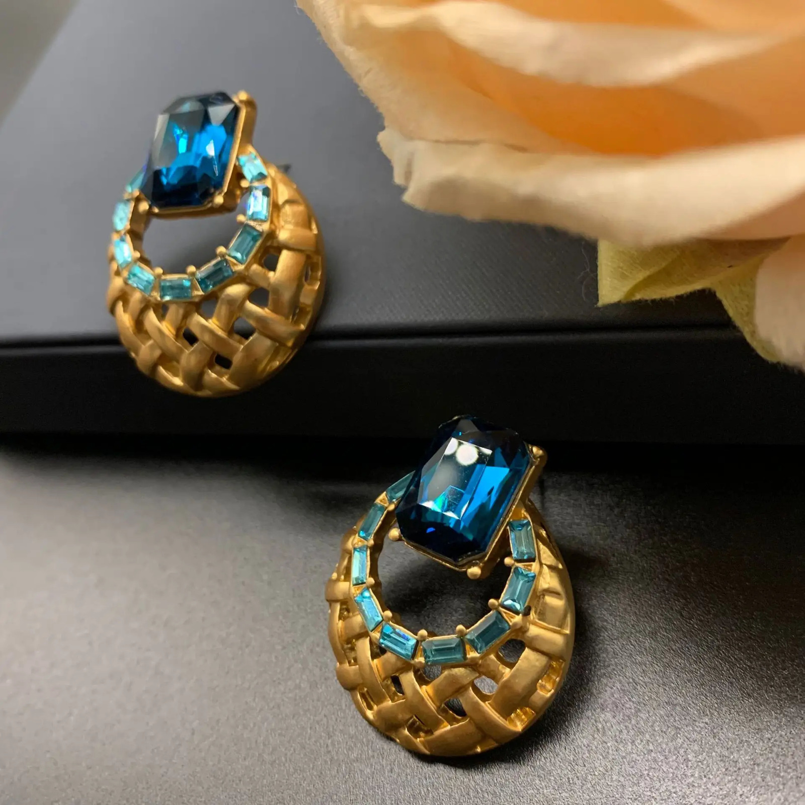 Vintage Craftsmanship with Large Rhinestone Inlaid Hollow Small Exquisite Earrings Jewelry Womens Trends Ins 241205